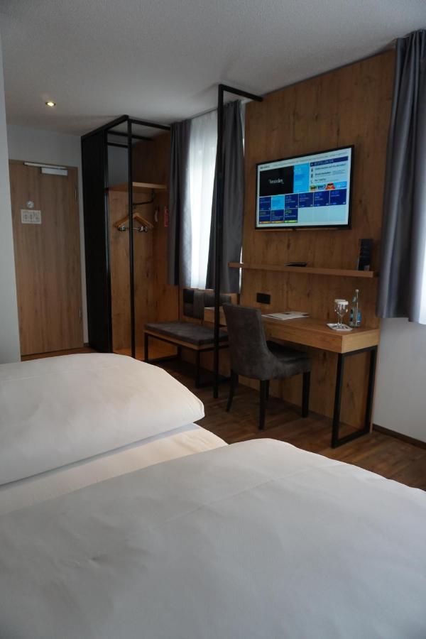 Hotel Gruener Baum Kaufbeuren Buitenkant foto