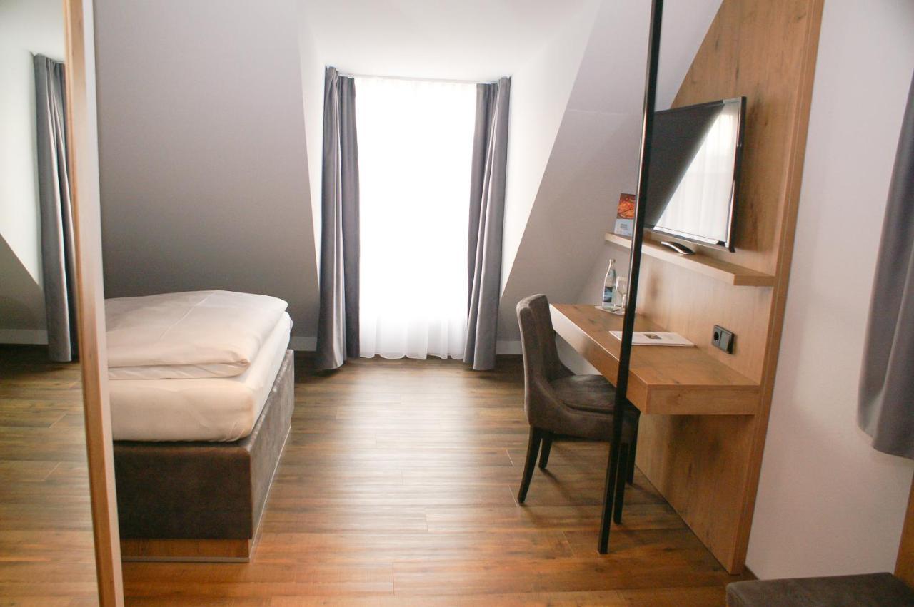Hotel Gruener Baum Kaufbeuren Buitenkant foto